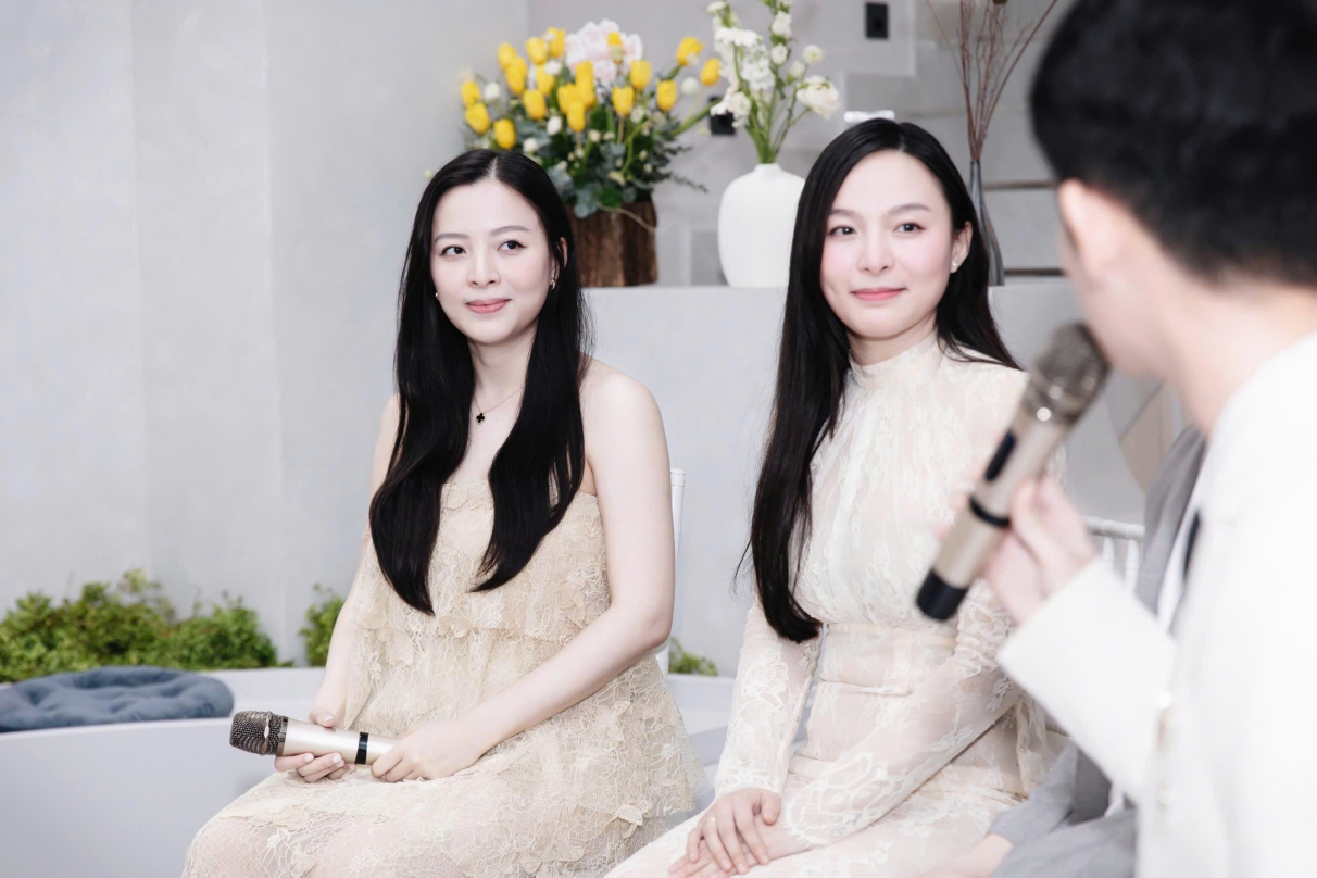 ThS. BSCK I Diệp Yến Linh (bên trái) và BSCK I Diệp Yến Nhi (bên phải) giao lưu cùng khách mời.