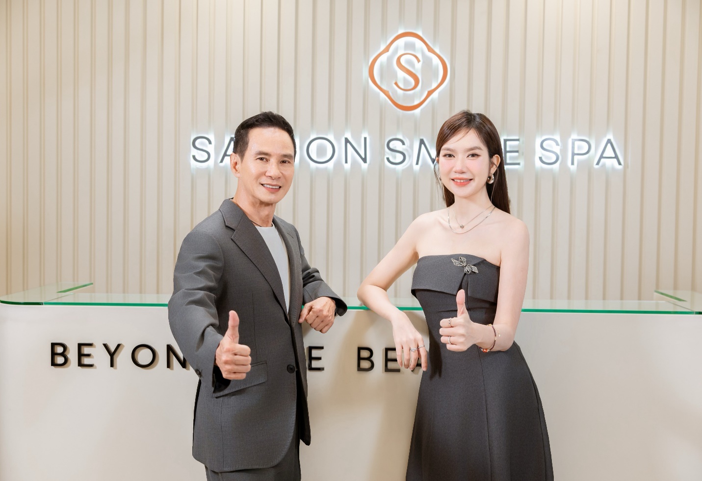 Vợ chồng đạo diễn nghìn tỷ chọn làm đẹp tại Saigon Smile Medical