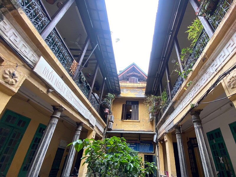Biệt thự trên phố Hàng Bè: Theo thông tin trên báo Vietnamnet, ở phố Hàng Bè (phường Hoàn Kiếm, Hà Nội) có một căn biệt thự được thiết kế theo kiến trúc Pháp cổ rộng 800m2 nằm sâu trong con ngõ 44. 
