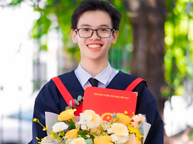 Trần Đức Tài (ở TP.HCM) là Thủ khoa khối B toàn quốc duy nhất với  điểm 10 tuyệt đối ở 3 môn Toán - Hoá - Sinh. Đức Tài sẽ dùng điểm thi THPT Quốc gia để xét tuyển vào ngành Y Khoa - trường ĐH Y Dược TP.HCM, mục tiêu sau này thi đỗ bác sĩ nội trú.