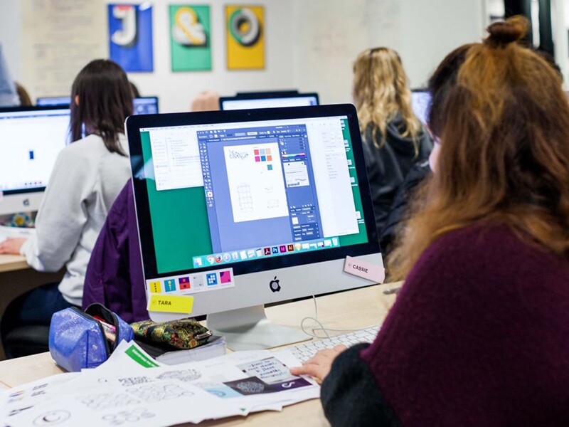 Biên tập viên ảnh, video cơ bản: Các công cụ AI như Runway, Canva AI hay Photoshop AI đang thay đổi cách xử lý hình ảnh và video. Chúng có thể tự động cắt ghép, chỉnh màu, thêm hiệu ứng chỉ trong vài giây, khiến nhiều thao tác thủ công dần trở nên thừa thãi.
