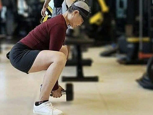 Cụ bà U80 mê tập gym, nâng tạ 10 kg