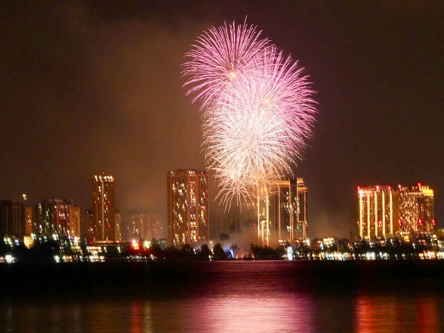 Pháo hoa rực sáng bầu trời Hà Nội mừng Quốc khánh 2-9