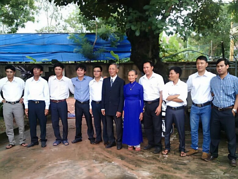 9 chàng rể chụp ảnh kỷ niệm với bố mẹ vợ