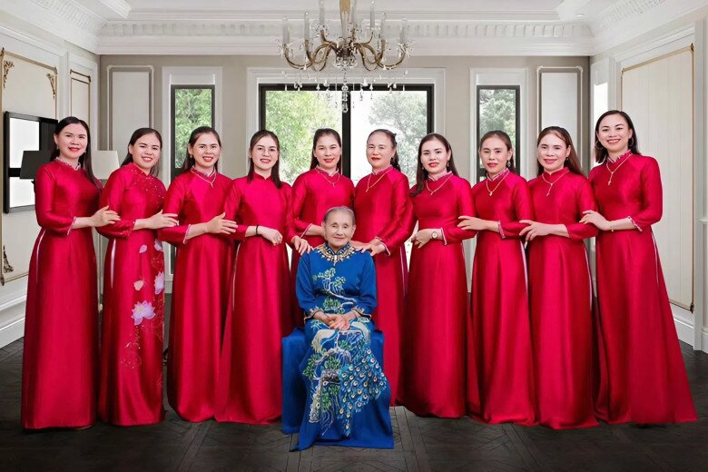 Cụ Trường hạnh phúc bên 9 cô con gái và 1 con dâu, bức ảnh chụp vào dịp hè năm nay khi con gái út ở nước ngoài về thăm mẹ