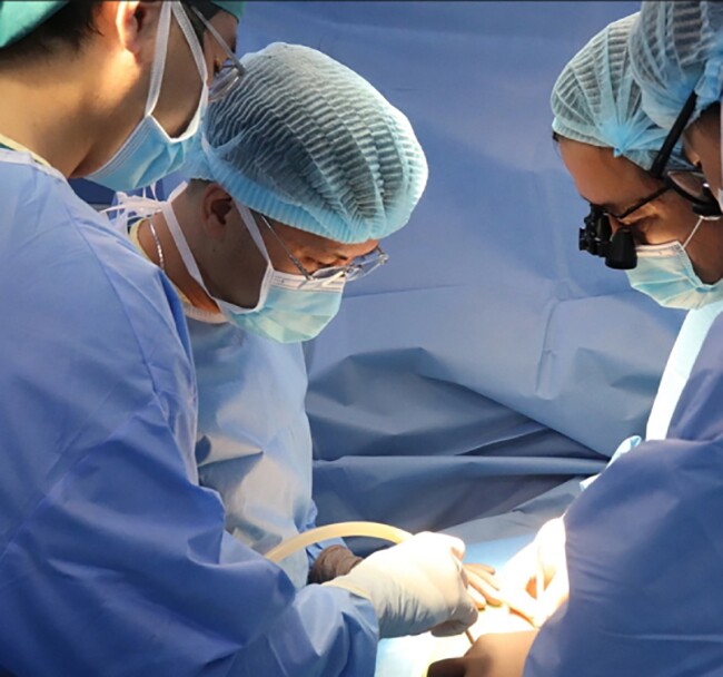 Các bác sĩ mổ ghép thận cho bệnh nhi. Ảnh: BVCC.