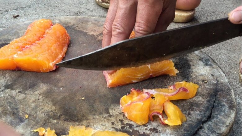 Từ cá chiên có thể làm thành đa dạng các món ăn, nhưng ngon nhất phải kể tới cá chiên nướng than hồng, da vàng giòn rụm, bên trong thịt trắng ngọt, mùi hương lan tỏa khó cưỡng.