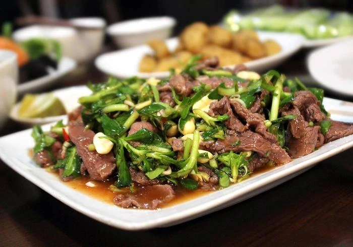 Cây dại này được mệnh danh amp;#34;rau của thậnamp;#34;, ăn được cả thân và lá, ở quê có đầy trước nhiều người bỏ phí nay thành đặc sản - 2