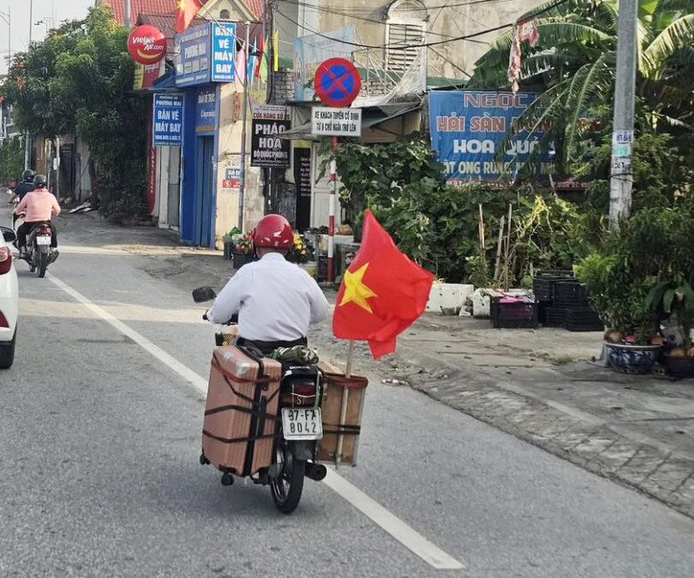13 giờ trưa nay cụ đã đến Ninh Bình, dự định sẽ nghỉ chân ở nhà thông gia sau đó tiếp tục hành trình vào sáng mai (Ảnh: MXH)
