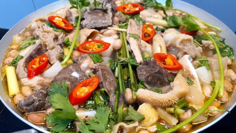 Lẩu lòng bò được các nhà hàng ở thành phố phục vụ khách 