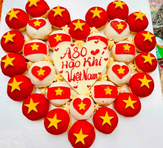 Bánh được trang trí hình lá cờ Tổ quốc