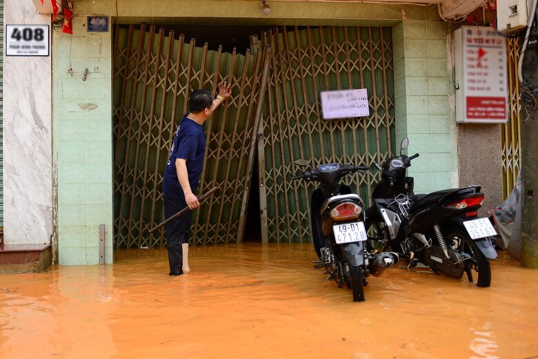Đường phố Đà Lạt lại ngập mênh mông như amp;#34;sôngamp;#34; sau cơn mưa lớn dồn dập - 4