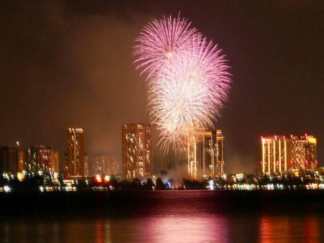 Pháo hoa rực sáng bầu trời Hà Nội mừng Quốc khánh 2-9