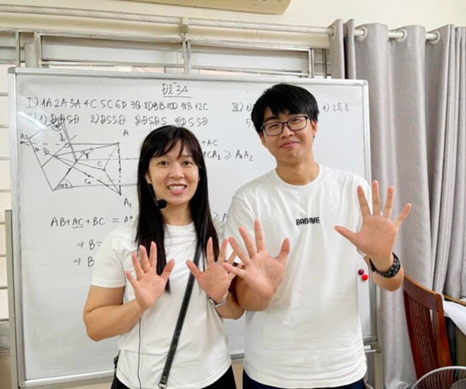 Việt Hưng là cựu HS lớp 12 Anh của Trường THPT Chuyên Chu Văn An, Hà Nội, do cô giáo Nguyễn Thị Giang làm chủ nhiệm.
