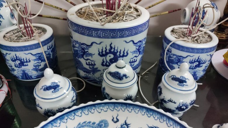 Hũ gạo, hũ muối trên bàn thờ đặt ở vị trí nào mới nhiều phước lộc? 5 sai lầm khi bày bàn thờ Thần tài nhiều người chưa biết - 2