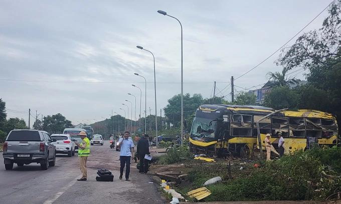 Chiếc xe gặp nạn bên lề quốc lộ 1. Ảnh: Hùng Lê