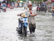 Tin tức - Mưa trắng trời, nhiều tuyến đường ở TPHCM ngập úng giữa trưa