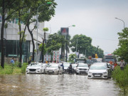 Tin tức - Đường gom đại lộ Thăng Long ngập sâu, hàng loạt phương tiện hỏng hóc, chết máy