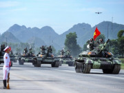 Tin tức - Ngắm xe tăng, tên lửa, UAV hiện đại xuất hiện trong buổi hợp luyện tối 21-8