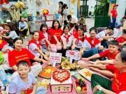 Tin tức - Đại gia đình 20 người với mâm cỗ đủ xôi, gà trên vỉa hè chờ tổng duyệt diễu binh A80