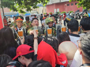 Tin tức - VIDEO: Giây phút trùng phùng giữa chiến sĩ và người thân sau A80 khiến ai cũng xúc động