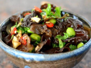 Sức khỏe - Cây dại mọc trên gỗ mục được ví như "nhân sâm đen", ngon hơn rau bổ dưỡng hơn thịt, nay thành đặc sản làm đủ món ăn ngon