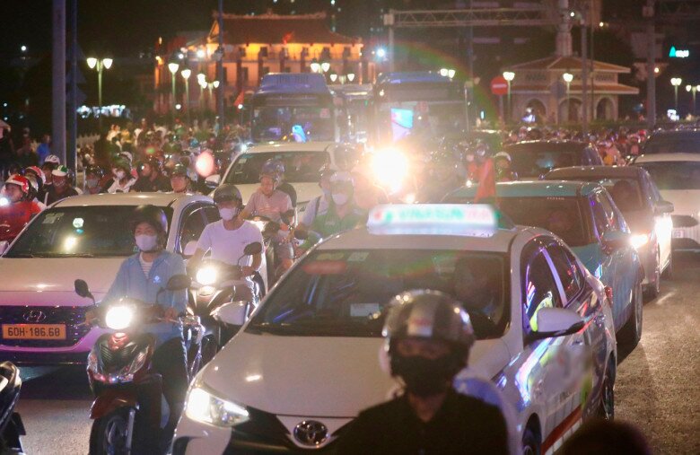 Hàng nghìn người dân đổ về khu trung tâm TPHCM để xem pháo hoa khiến các tuyến đường như: Tôn Đức Thắng, Lê Thánh Tôn, Lê Lợi, Nam Kỳ Khởi Nghĩa, bến Bạch Đằng... đông nghẹt.