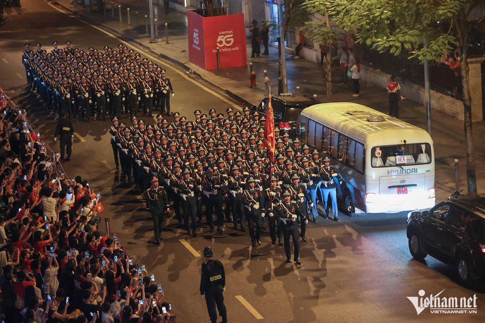 Dàn xe tăng, khí tài cùng vạn chiến sĩ hội tụ về Quảng trường Ba Đình - 4