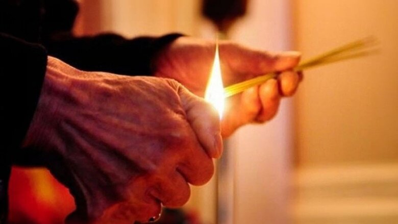 Hai khung giờ đại kỵ không nên thắp hương vào tháng amp;#34;cô hồnamp;#34; năm Ất Tỵ, lọ hoa và mâm quả trên bàn thờ đặt vị trí nào? - 2