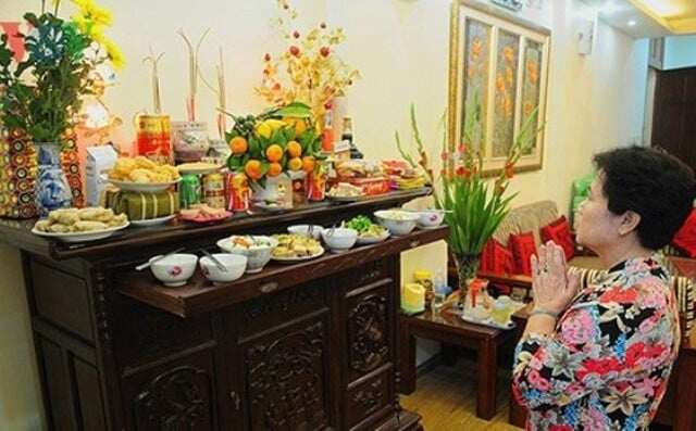 Hai khung giờ đại kỵ không nên thắp hương vào tháng amp;#34;cô hồnamp;#34; năm Ất Tỵ, lọ hoa và mâm quả trên bàn thờ đặt vị trí nào? - 3