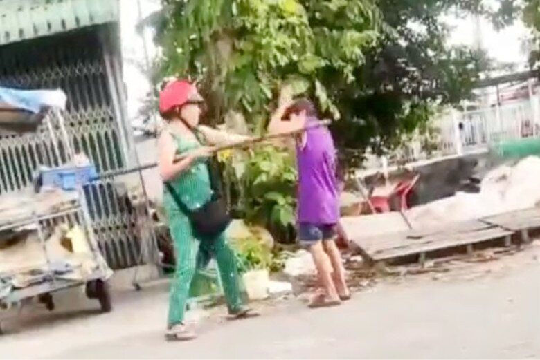 Bé bị cô ruột đánh đập vì bán vé số không hết. Ảnh cắt từ clip.
