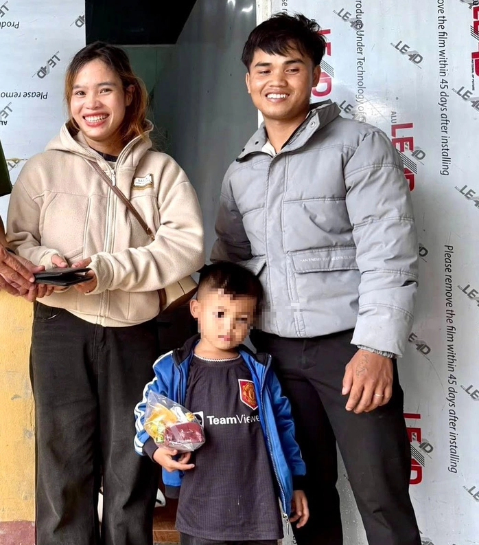Vợ chồng anh Hồ Văn Bông giao nộp chiếc ví nhặt được để trả lại cho người đánh rơi