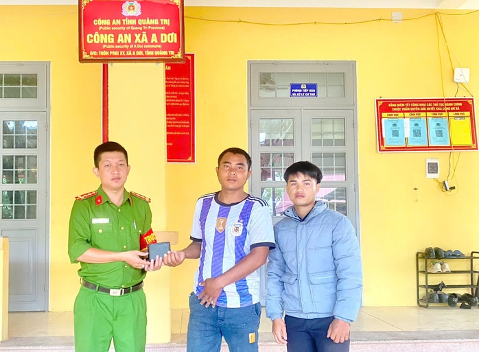 Trong sáng 17-8, Công an xã A Dơi đã tổ chức trao trả chiếc ví do vợ chồng anh Hồ Văn Bông nhặt được cho người đánh rơi
