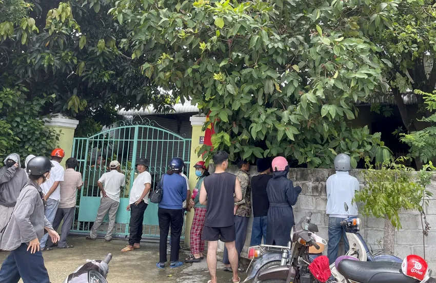 Người dân hiếu kỳ đến theo dõi lực lượng chức năng khám nghiệm hiện trường vụ cháy. Ảnh: H.H