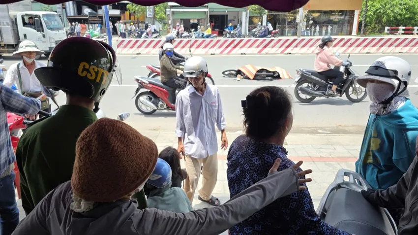 Hiện trường vụ tai nạn giao thông khiến nam sinh lớp 11 tử vong. Ảnh: KD