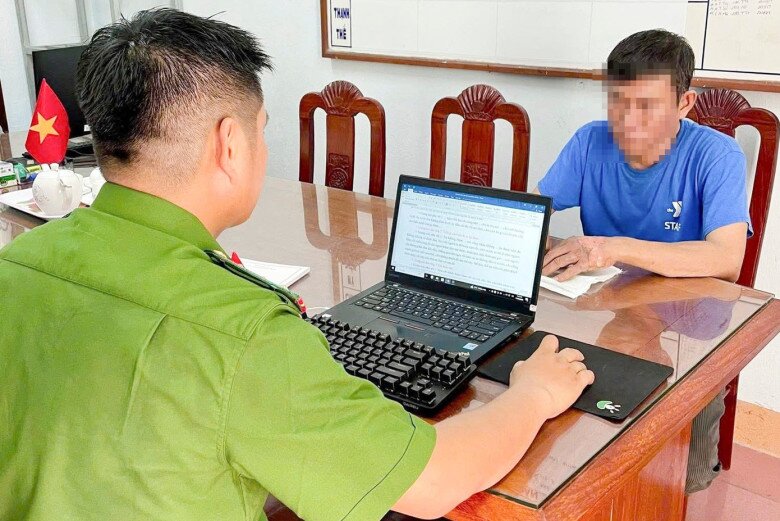 Công an làm việc với Đ.V.K. Ảnh: Công an