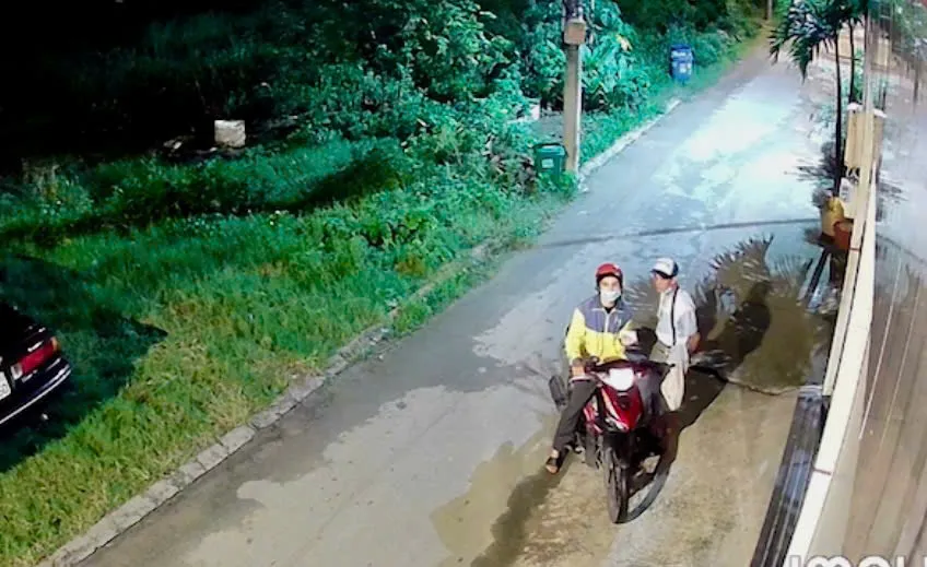 Nam thanh niên mặc đồ xe ôm công nghệ giật khoảng 100 tờ vé số của người đàn ông tàn tật rồi tăng ga bỏ chạy. Ảnh cắt từ clip