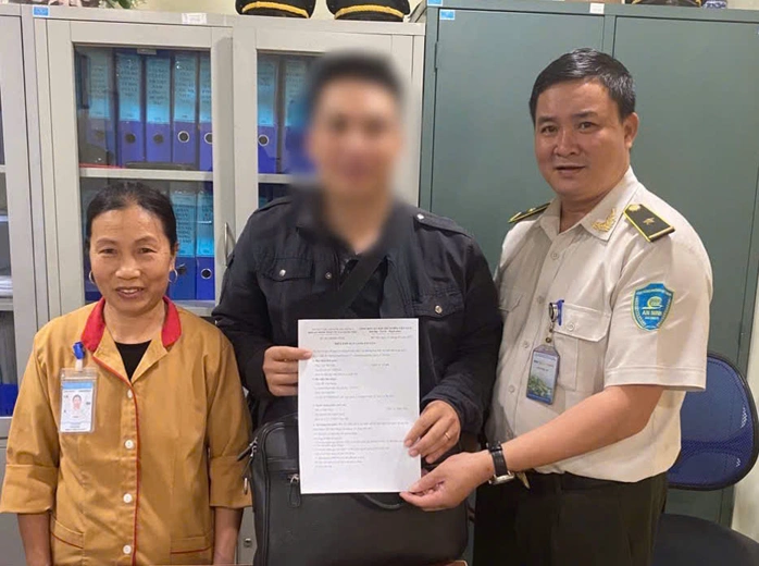 Trao trả tài sản cho hành khách Đ.V.Đ. Ảnh: NIA