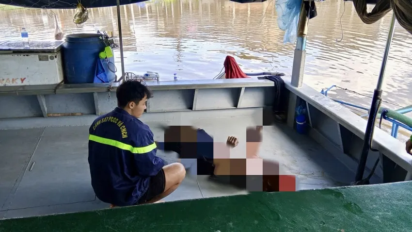 Thi thể thanh niên nhảy xuống sông thả neo sà lan bị nước cuốn đi được tìm thấy. Ảnh: HD