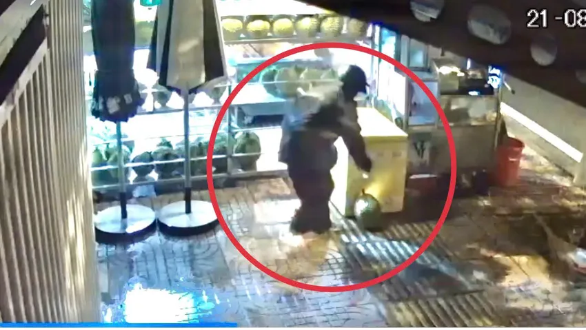 Hai người mặc áo mưa trộm hơn 40kg sầu riêng lúc rạng sáng.