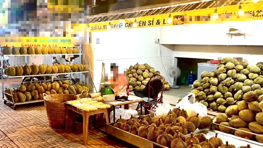 Cửa hàng sầu riêng của anh T bị mất trộm hàng chục ký sầu riêng.