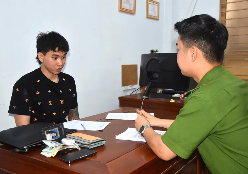 Công an bắt giữ Nguyễn Thanh Vân. Ảnh: CA.