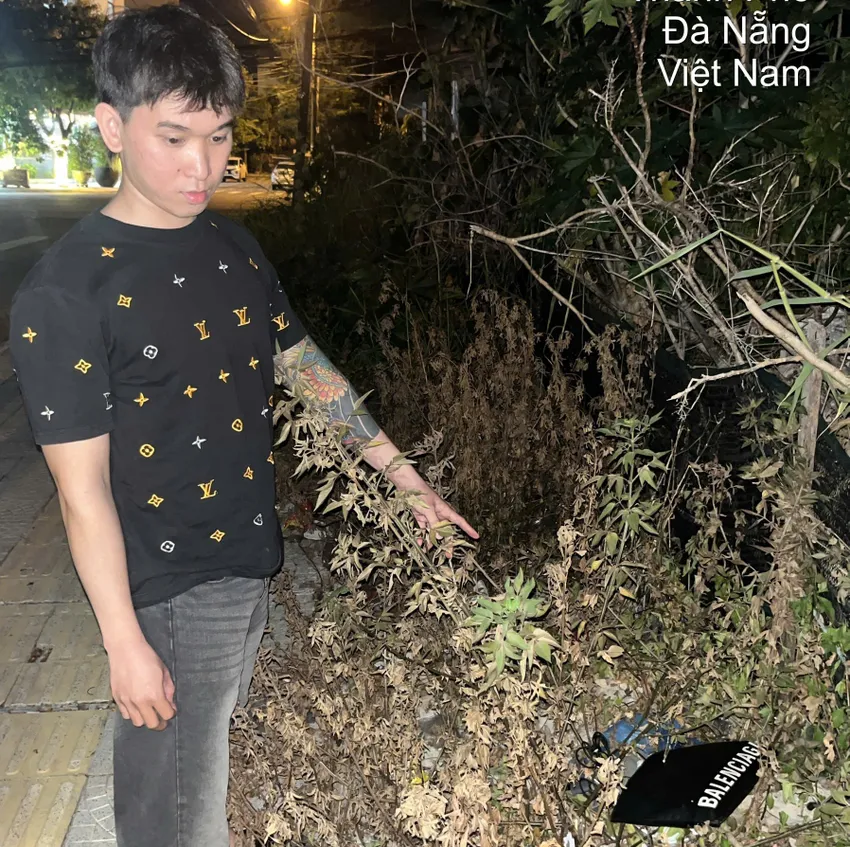 Vân cùng tang vật tại hiện trường. Ảnh: CA.