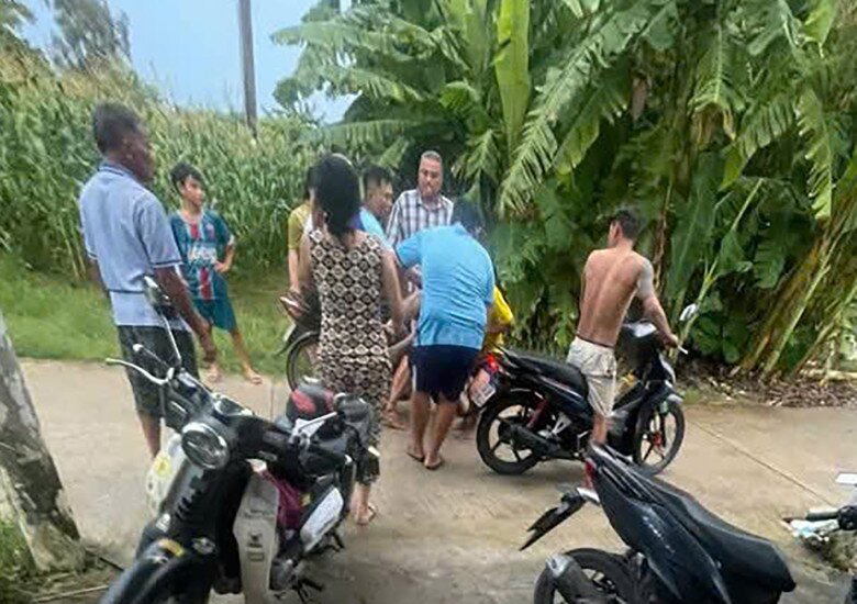 Người dân đưa hai nam sinh đến bệnh viện cấp cứu nhưng nạn nhân đã tử vong. Ảnh: Người dân cung cấp