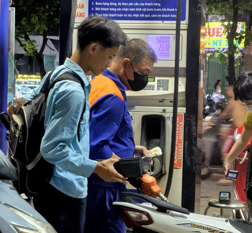 Từ 15h ngày 31-7, giá xăng tăng hơn 100 đồng/lít. Ảnh minh hoạ: AH