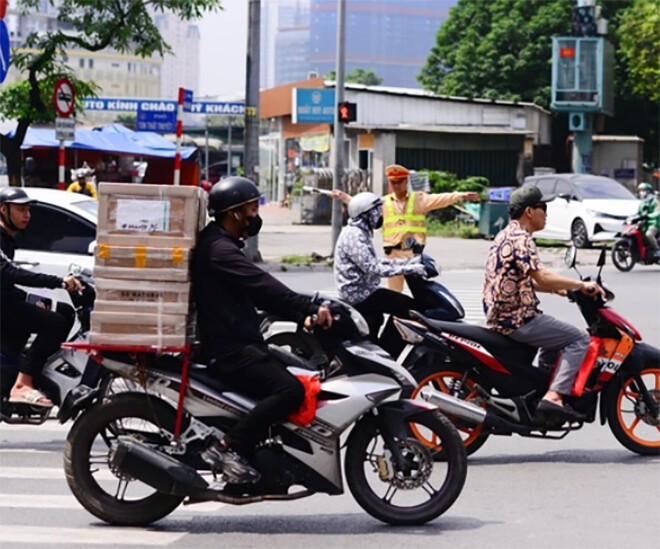 Nắng nóng đi kèm với mưa dông dễ gây ra các hiện tượng thời tiết cực đoan. Ảnh: Tuấn Anh
