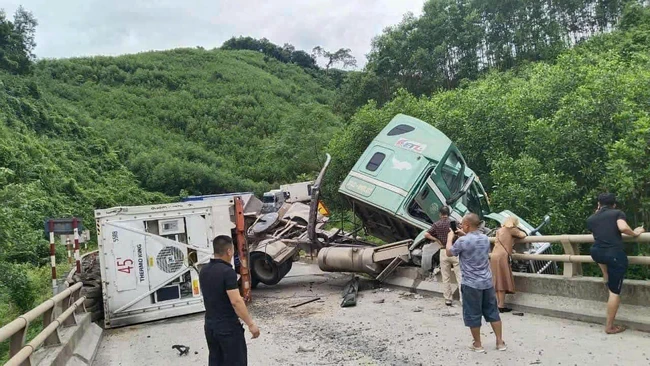 Hiện trường vụ tai nạn giao thông trên Quốc lộ 12A - tỉnh Quảng Trị, khiến giao thông bị tê liệt