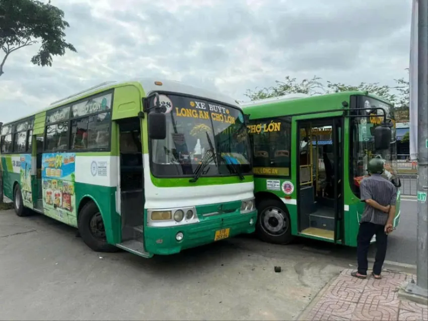 Hai xe buýt tranh giành khách xảy ra va chạm trên quốc lộ 1. Ảnh: CTV
