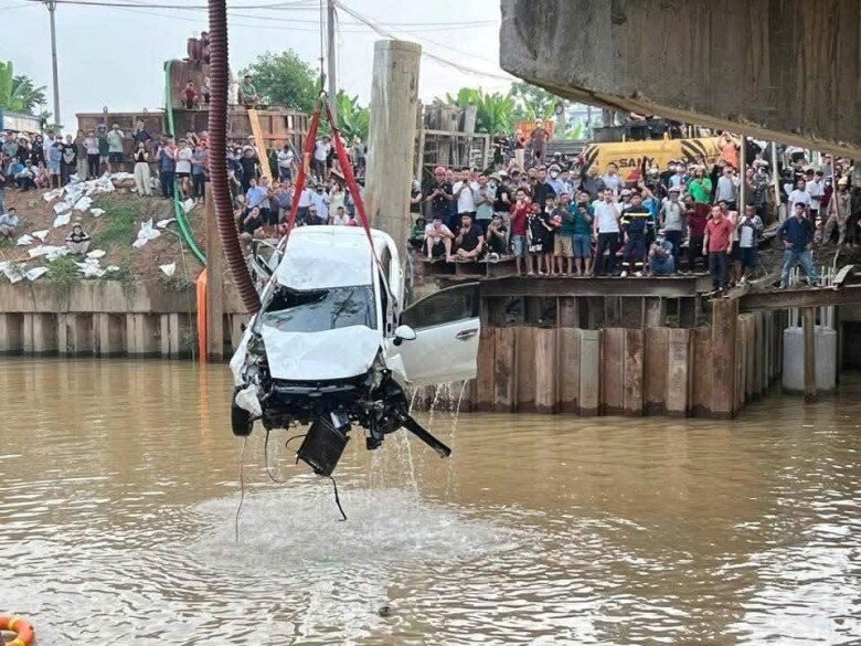 Chiếc ô tô rơi xuống sông sau khi tông 2 xe máy