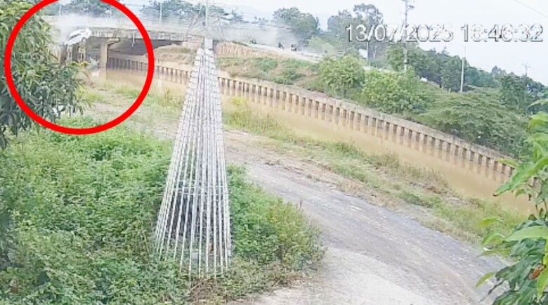 Lúc 16h46 chiều 13/7 xảy ra vụ tai nạn liên hoàn ô tô đâm hai xe máy rơi ở cầu Thiên Đường